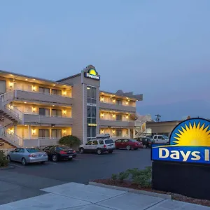 Days By Wyndham North Of Downtown Motel